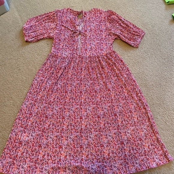 Asos design Monki plisse smock dress in pink ditsy floral - Picture 12 of 12